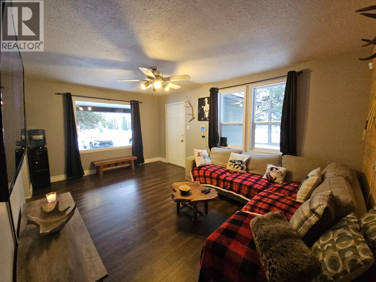 5640 Westgate Road Nw, Chetwynd, BC - Indoor Photo Showing Living Room