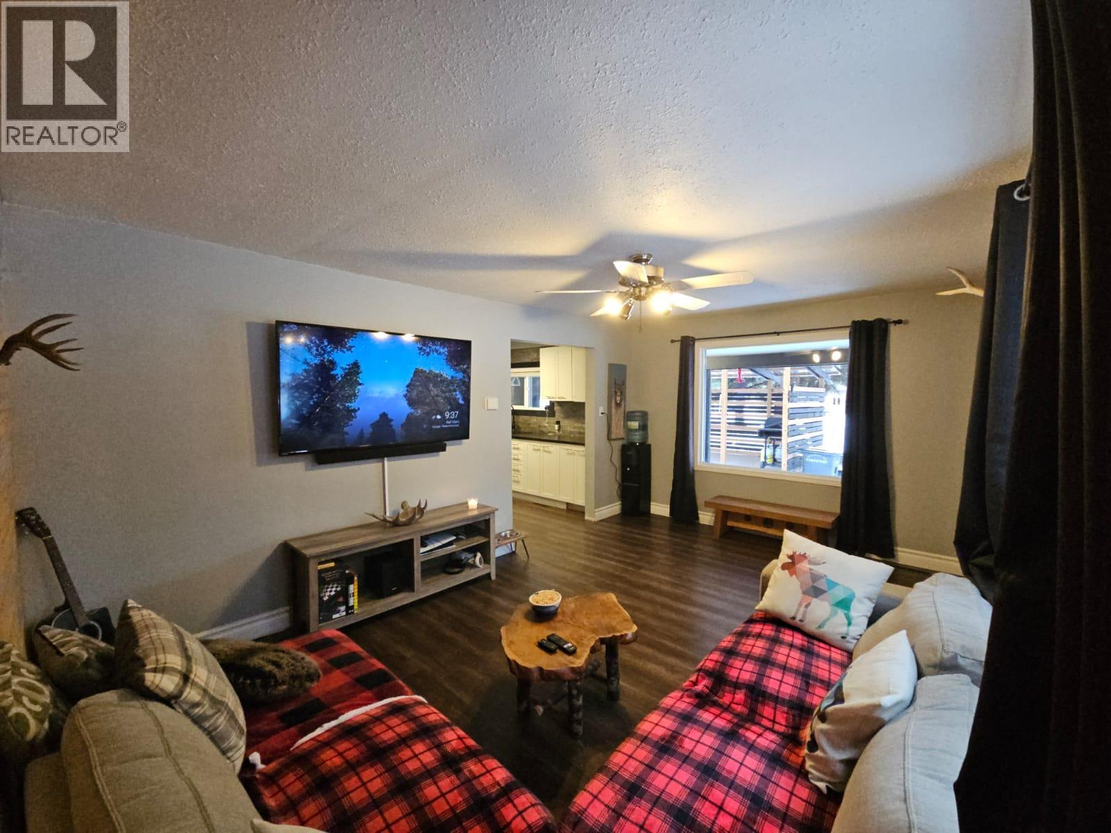 5640 Westgate Road Nw, Chetwynd, BC - Indoor Photo Showing Living Room
