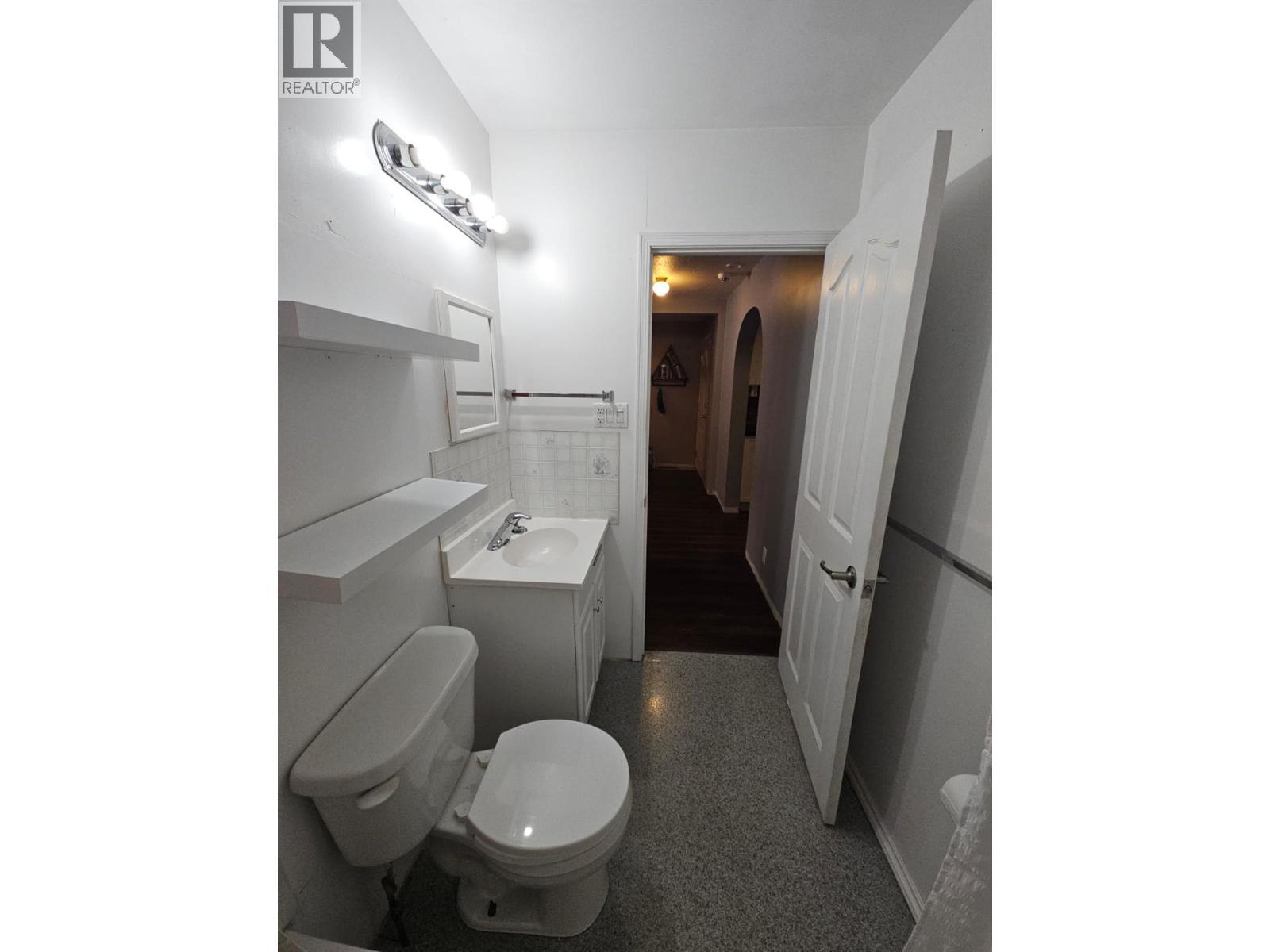 5640 Westgate Road Nw, Chetwynd, BC - Indoor Photo Showing Laundry Room