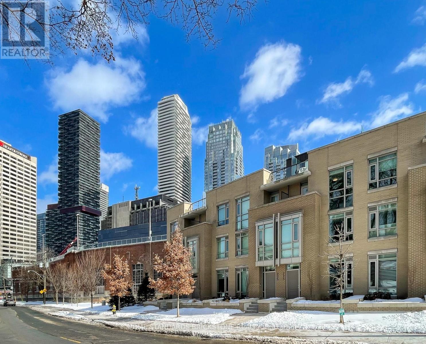 Th121 - 223 Duplex Avenue, Toronto, ON - Outdoor With Facade