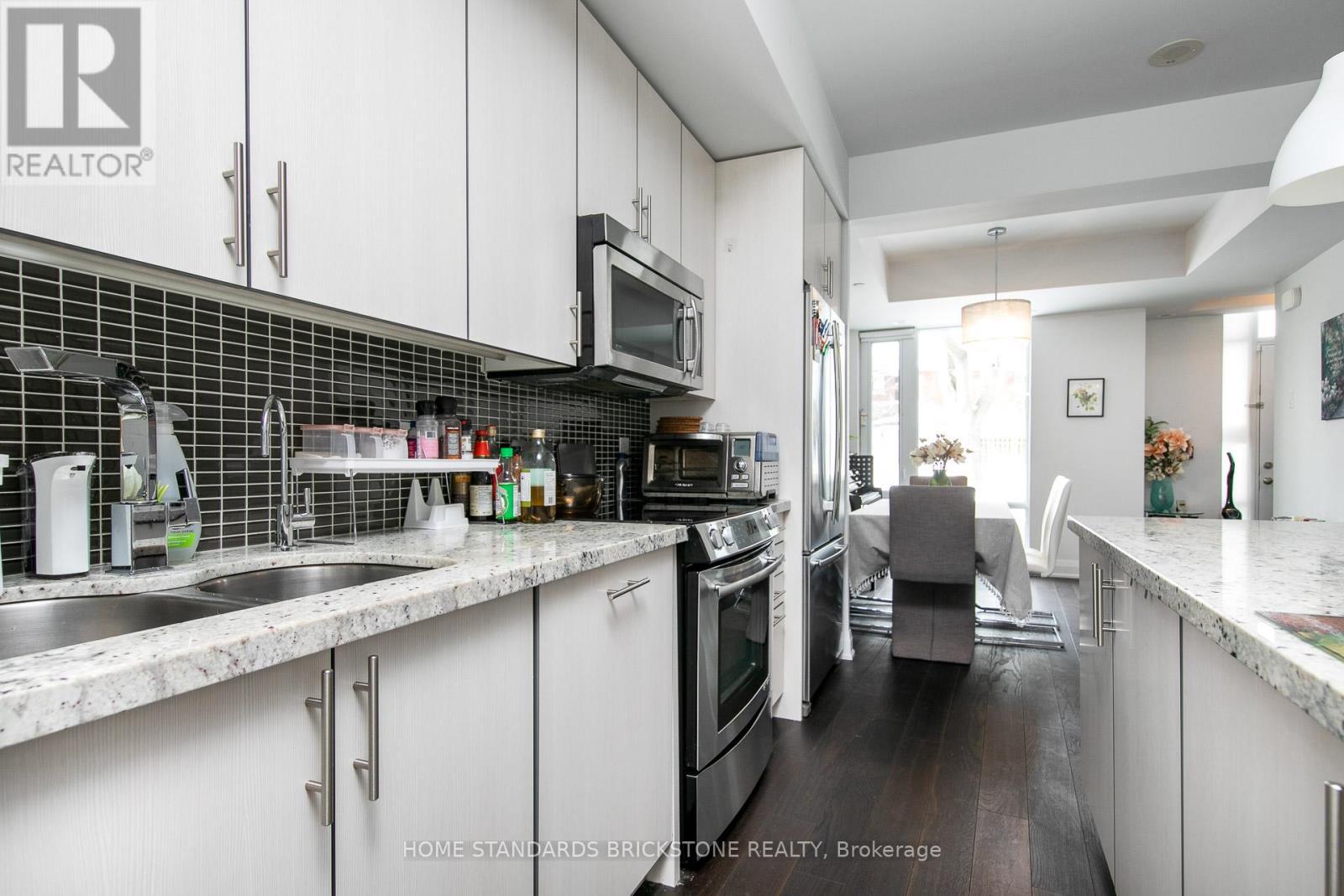 Th121 - 223 Duplex Avenue, Toronto, ON - Indoor Photo Showing Kitchen With Upgraded Kitchen