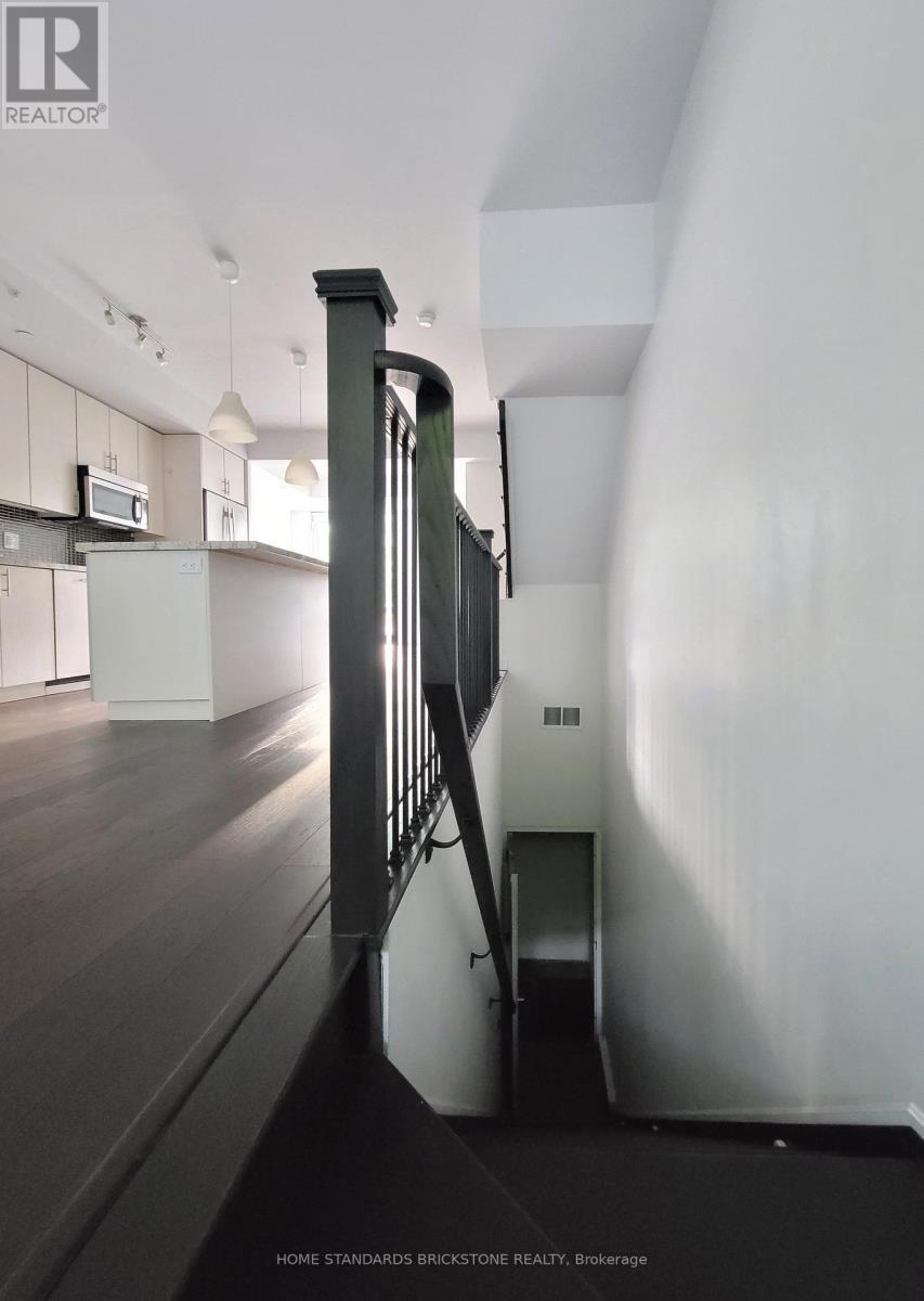 Th121 - 223 Duplex Avenue, Toronto, ON - Indoor Photo Showing Kitchen