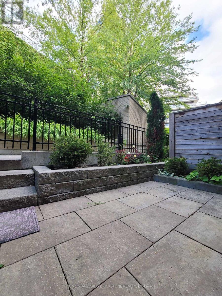 Th121 - 223 Duplex Avenue, Toronto, ON - Outdoor