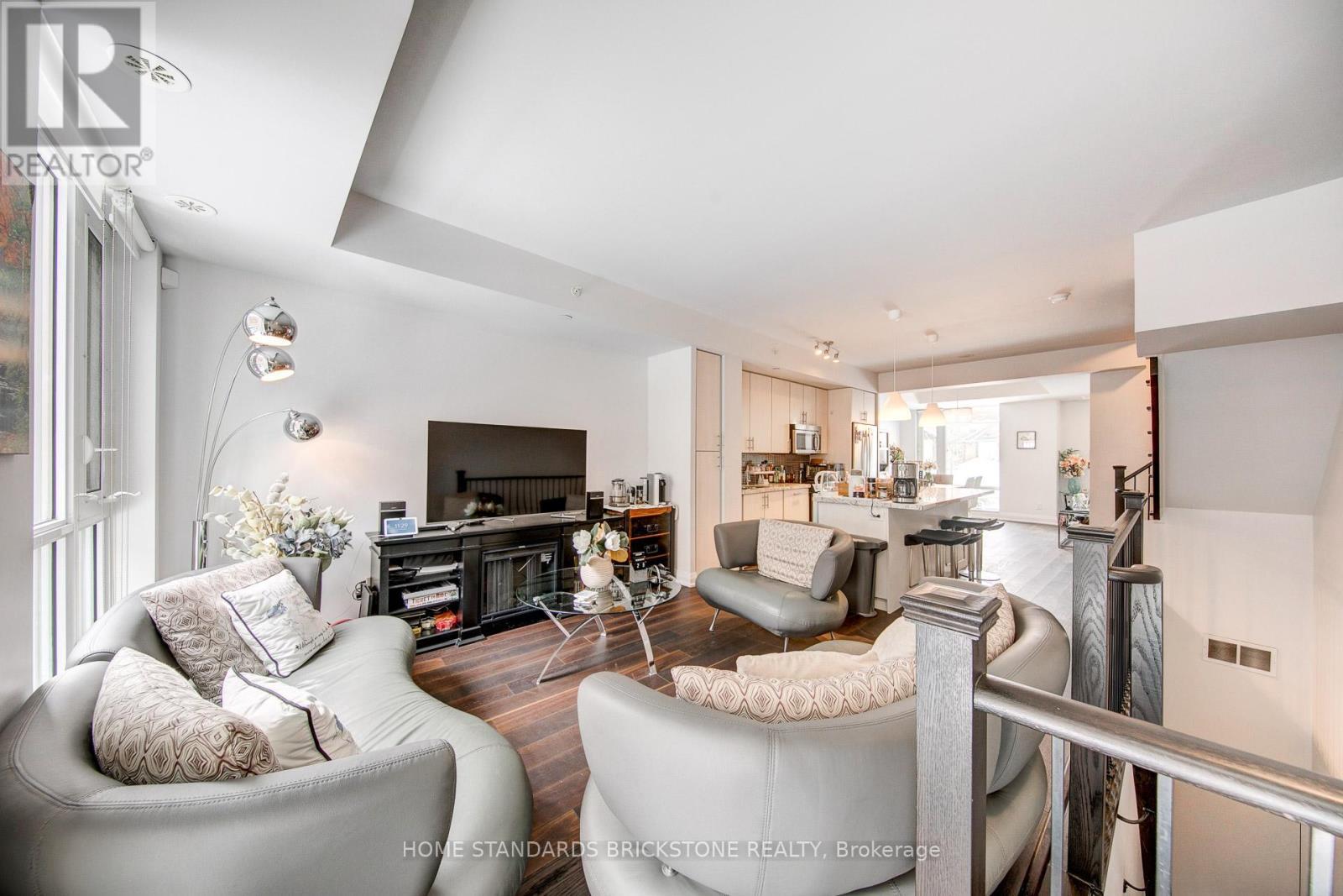 Th121 - 223 Duplex Avenue, Toronto, ON - Indoor Photo Showing Living Room