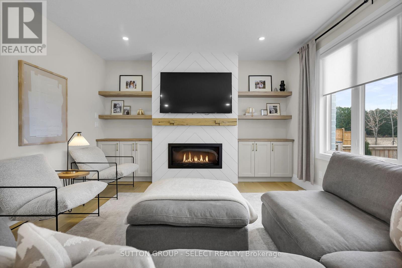 173 Collins Way, Strathroy-Caradoc (Se), ON - Indoor Photo Showing Living Room With Fireplace