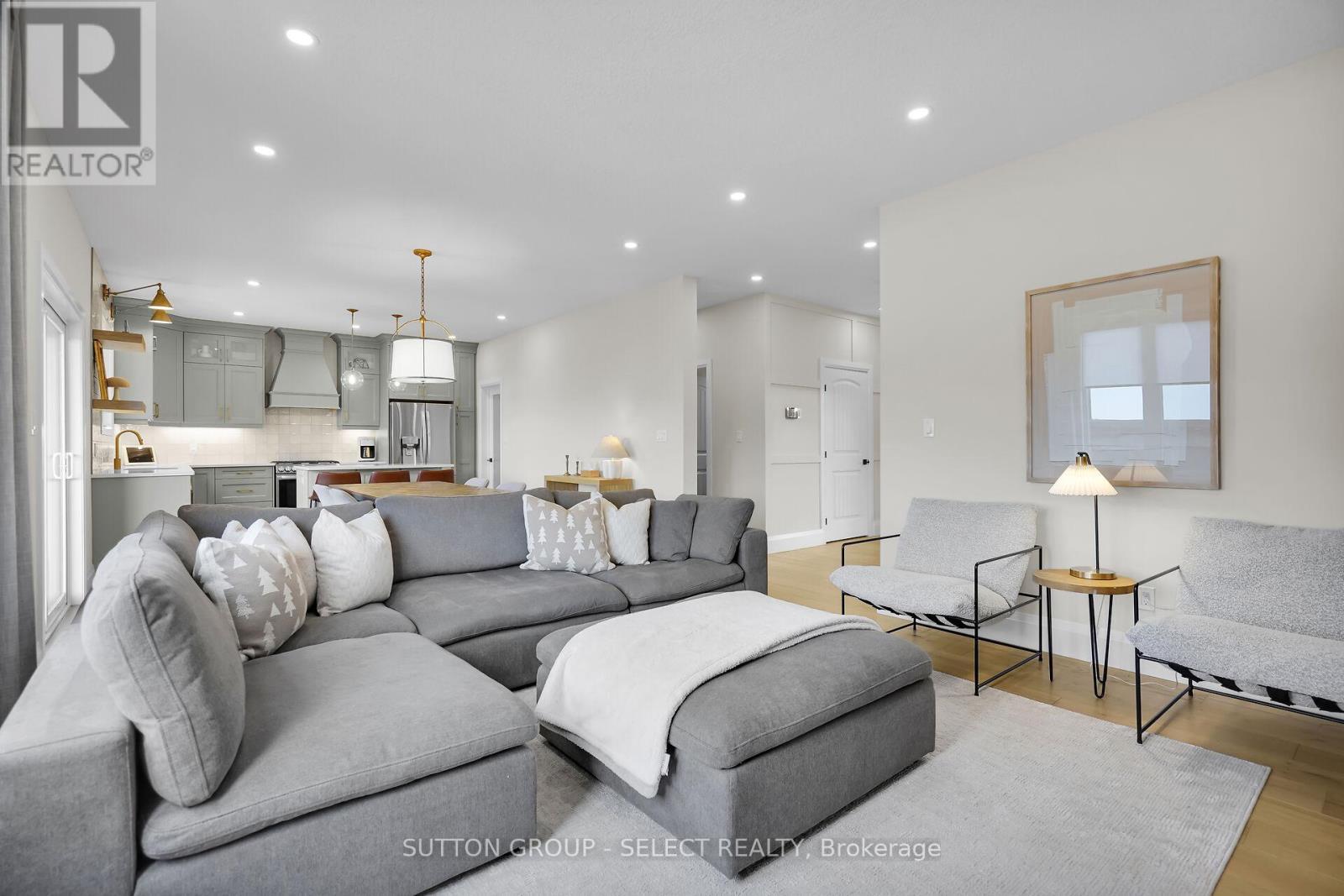 173 Collins Way, Strathroy-Caradoc (Se), ON - Indoor Photo Showing Living Room