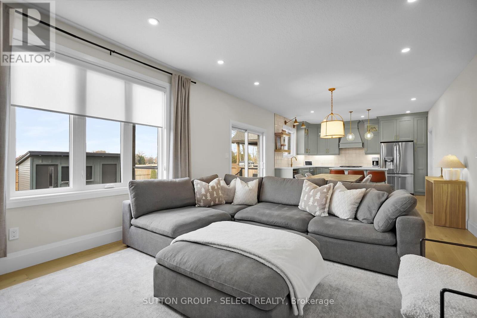 173 Collins Way, Strathroy-Caradoc (Se), ON - Indoor Photo Showing Living Room