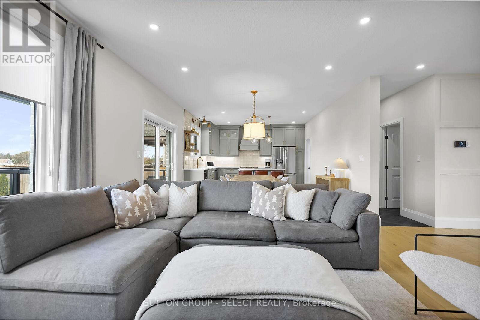 173 Collins Way, Strathroy-Caradoc (Se), ON - Indoor Photo Showing Living Room