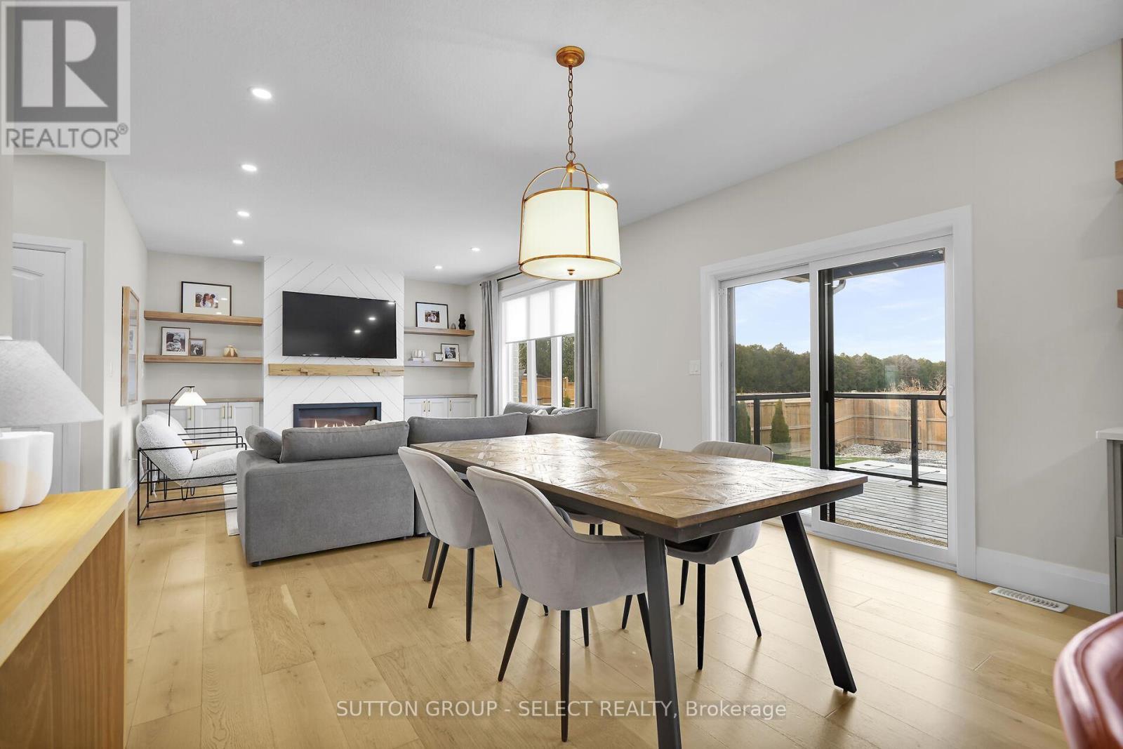 173 Collins Way, Strathroy-Caradoc (Se), ON - Indoor With Fireplace