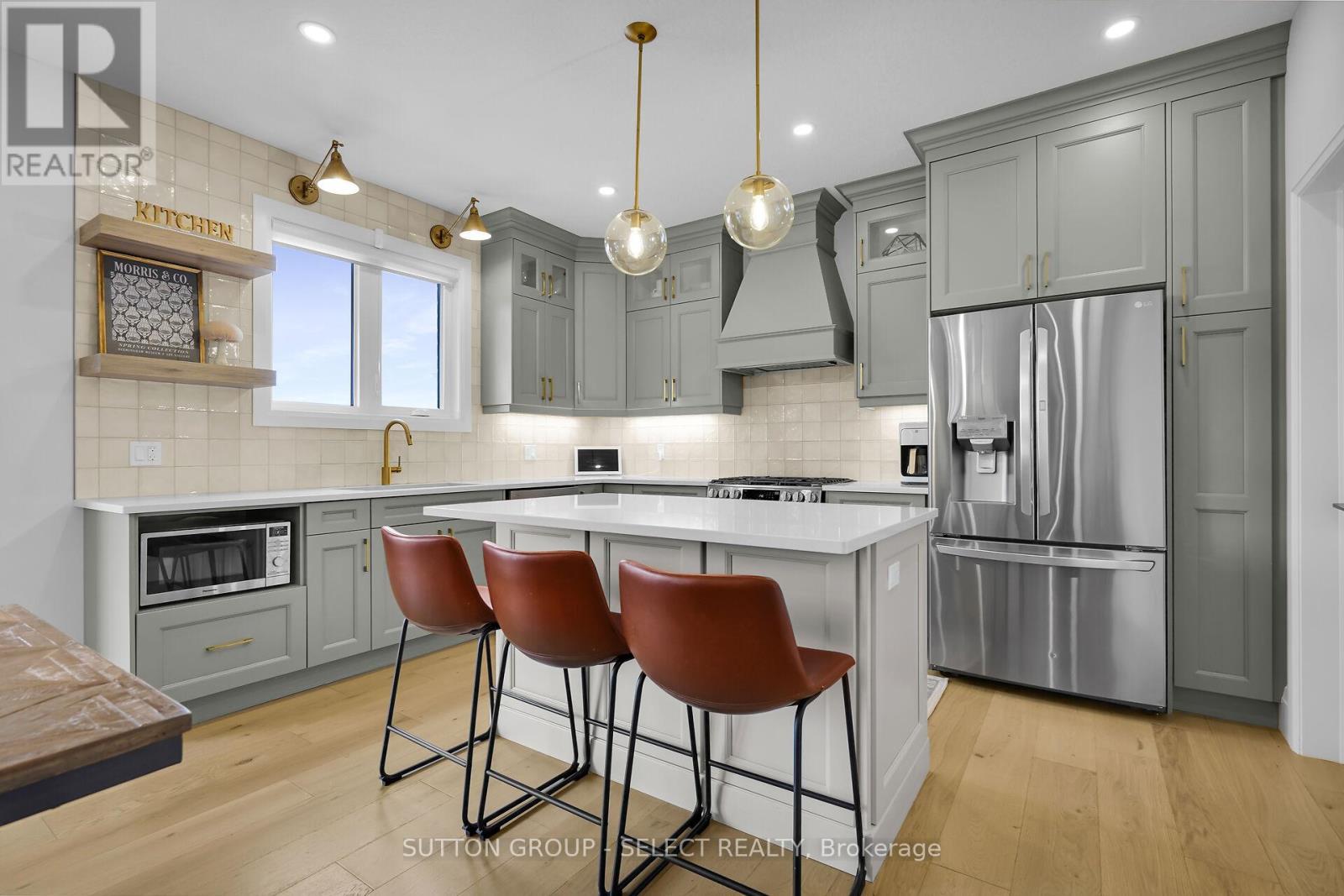 173 Collins Way, Strathroy-Caradoc (Se), ON - Indoor Photo Showing Kitchen With Stainless Steel Kitchen With Upgraded Kitchen