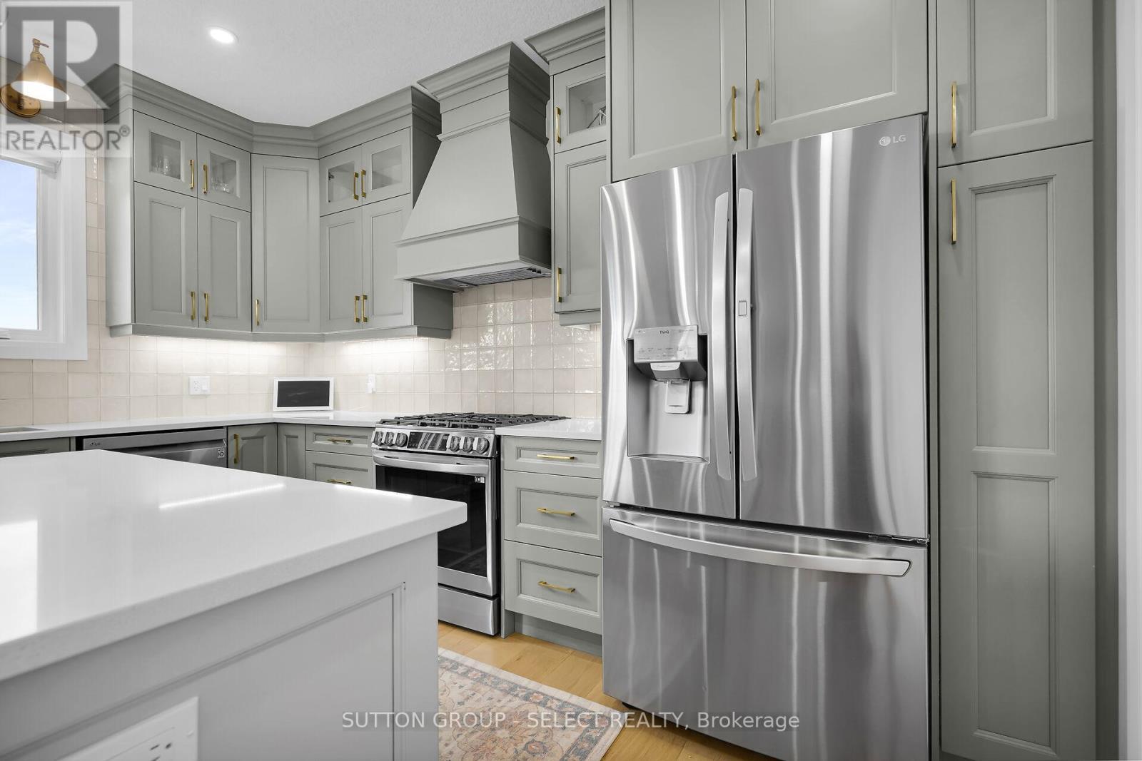 173 Collins Way, Strathroy-Caradoc (Se), ON - Indoor Photo Showing Kitchen With Stainless Steel Kitchen With Upgraded Kitchen