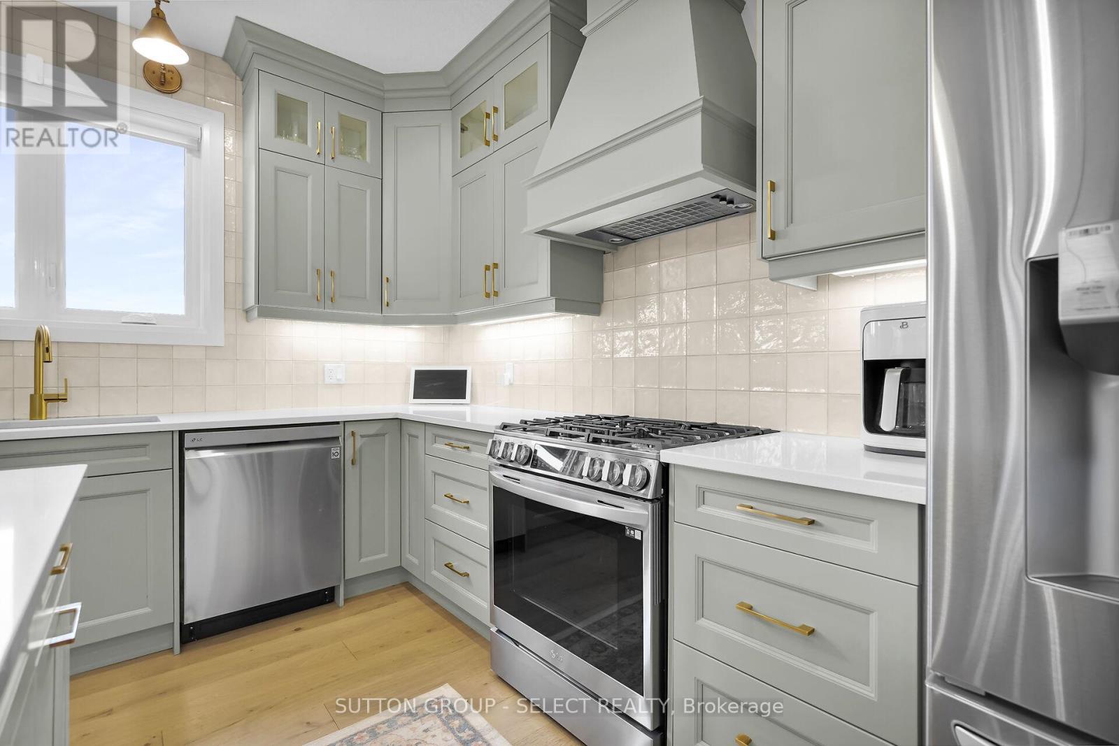 173 Collins Way, Strathroy-Caradoc (Se), ON - Indoor Photo Showing Kitchen With Stainless Steel Kitchen With Upgraded Kitchen