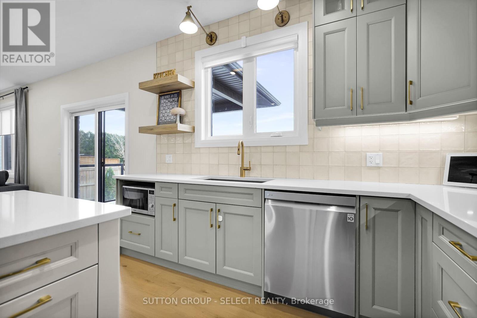 173 Collins Way, Strathroy-Caradoc (Se), ON - Indoor Photo Showing Kitchen With Upgraded Kitchen