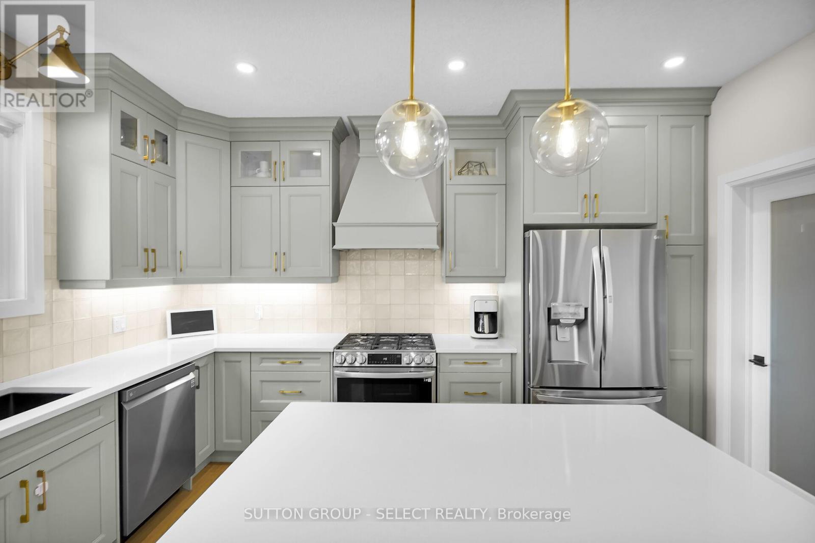 173 Collins Way, Strathroy-Caradoc (Se), ON - Indoor Photo Showing Kitchen With Stainless Steel Kitchen With Upgraded Kitchen