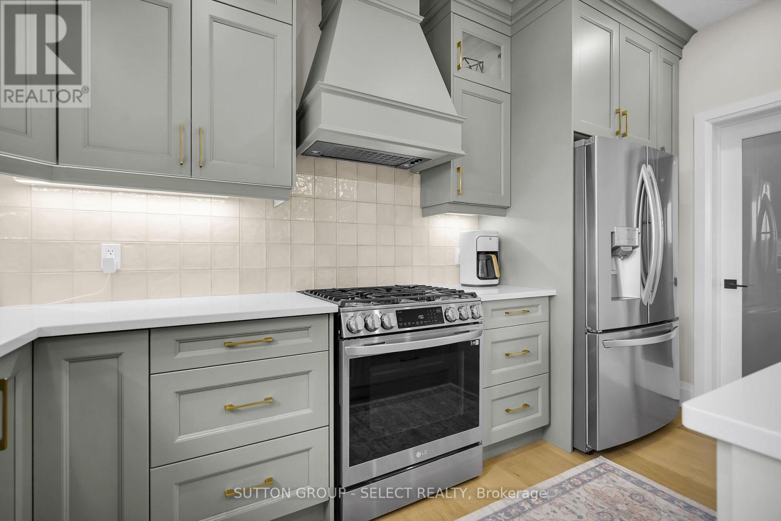 173 Collins Way, Strathroy-Caradoc (Se), ON - Indoor Photo Showing Kitchen With Stainless Steel Kitchen With Upgraded Kitchen