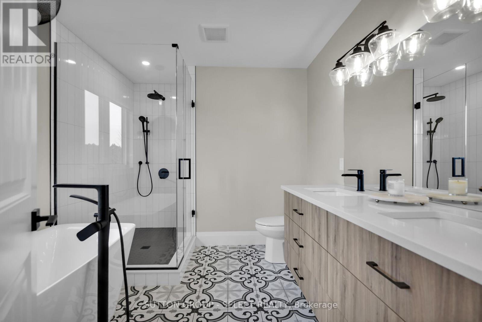 173 Collins Way, Strathroy-Caradoc (Se), ON - Indoor Photo Showing Bathroom