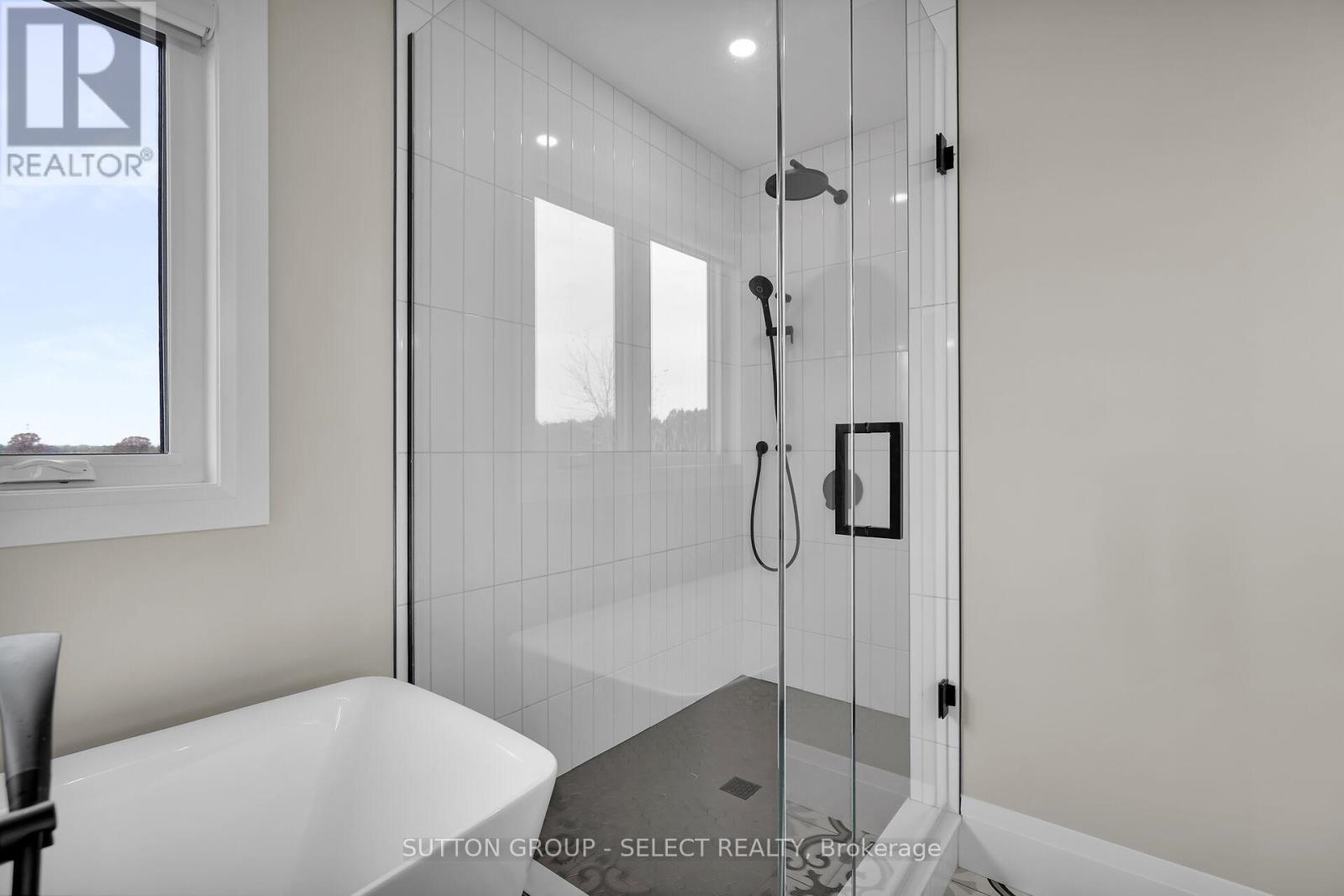 173 Collins Way, Strathroy-Caradoc (Se), ON - Indoor Photo Showing Bathroom