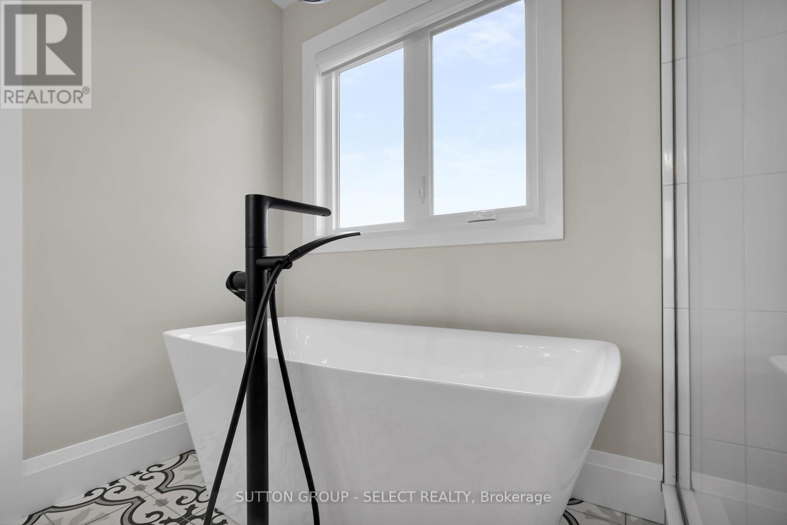 173 Collins Way, Strathroy-Caradoc (Se), ON - Indoor Photo Showing Bathroom