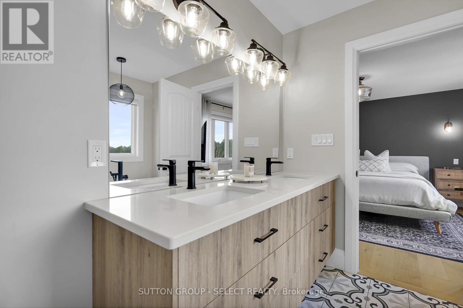 173 Collins Way, Strathroy-Caradoc (Se), ON - Indoor Photo Showing Bathroom