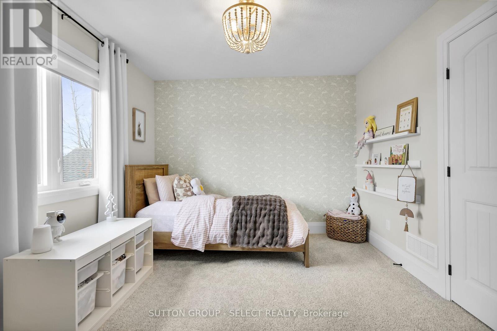 173 Collins Way, Strathroy-Caradoc (Se), ON - Indoor Photo Showing Bedroom