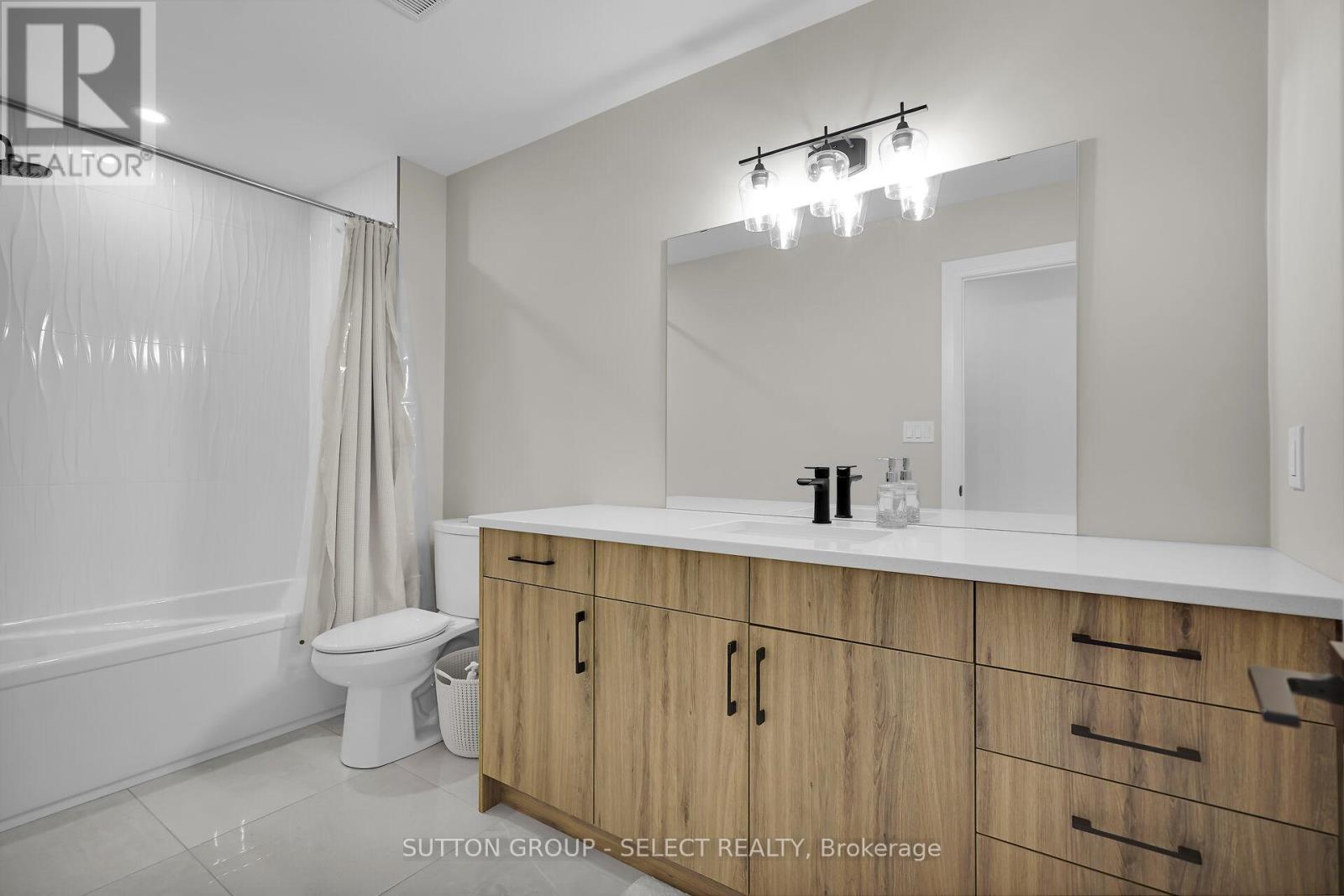 173 Collins Way, Strathroy-Caradoc (Se), ON - Indoor Photo Showing Bathroom