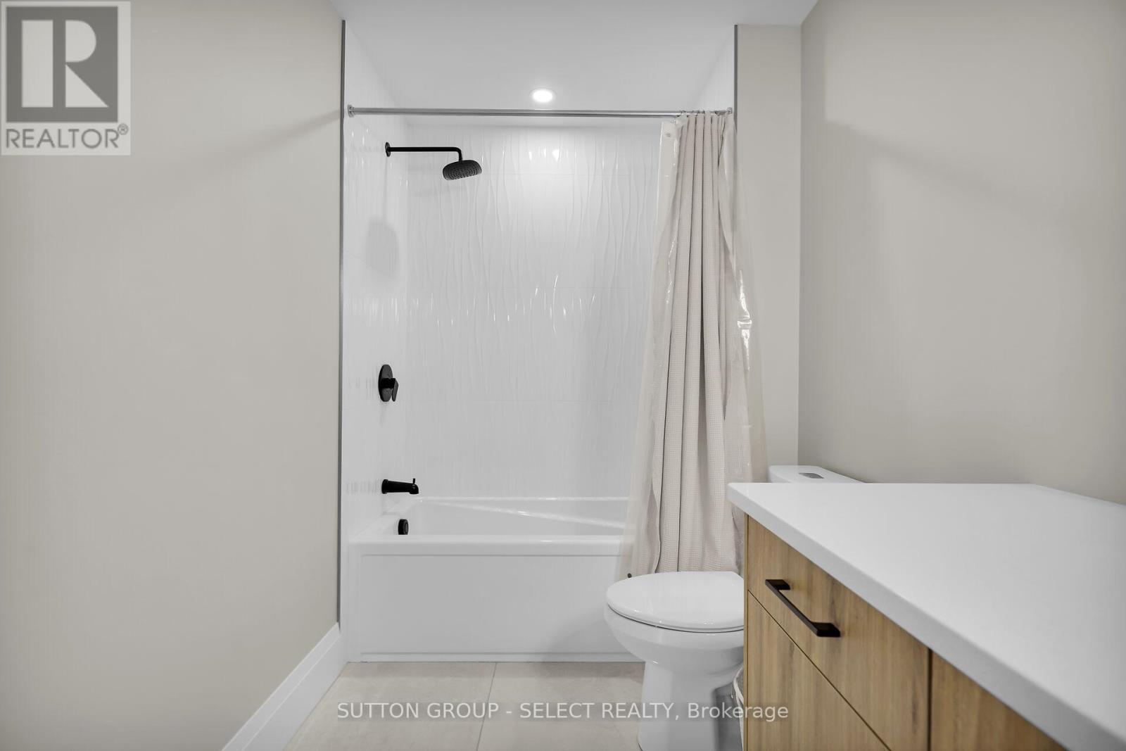 173 Collins Way, Strathroy-Caradoc (Se), ON - Indoor Photo Showing Bathroom