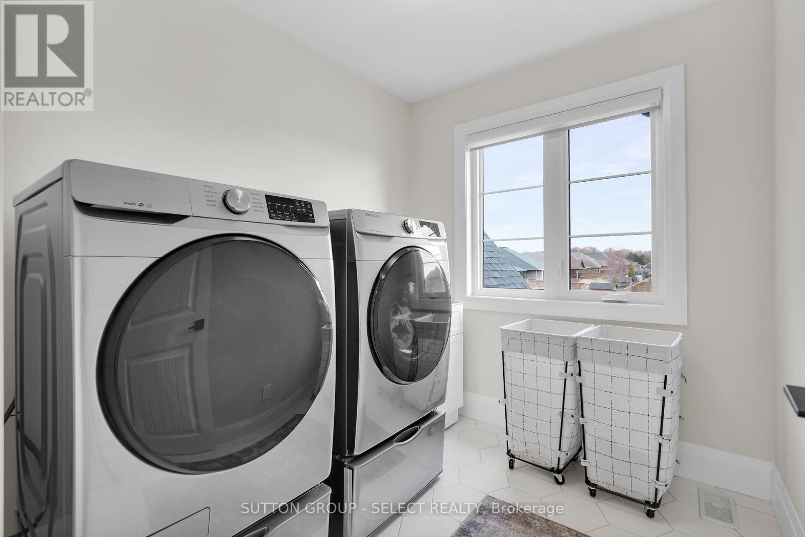 173 Collins Way, Strathroy-Caradoc (Se), ON - Indoor Photo Showing Laundry Room