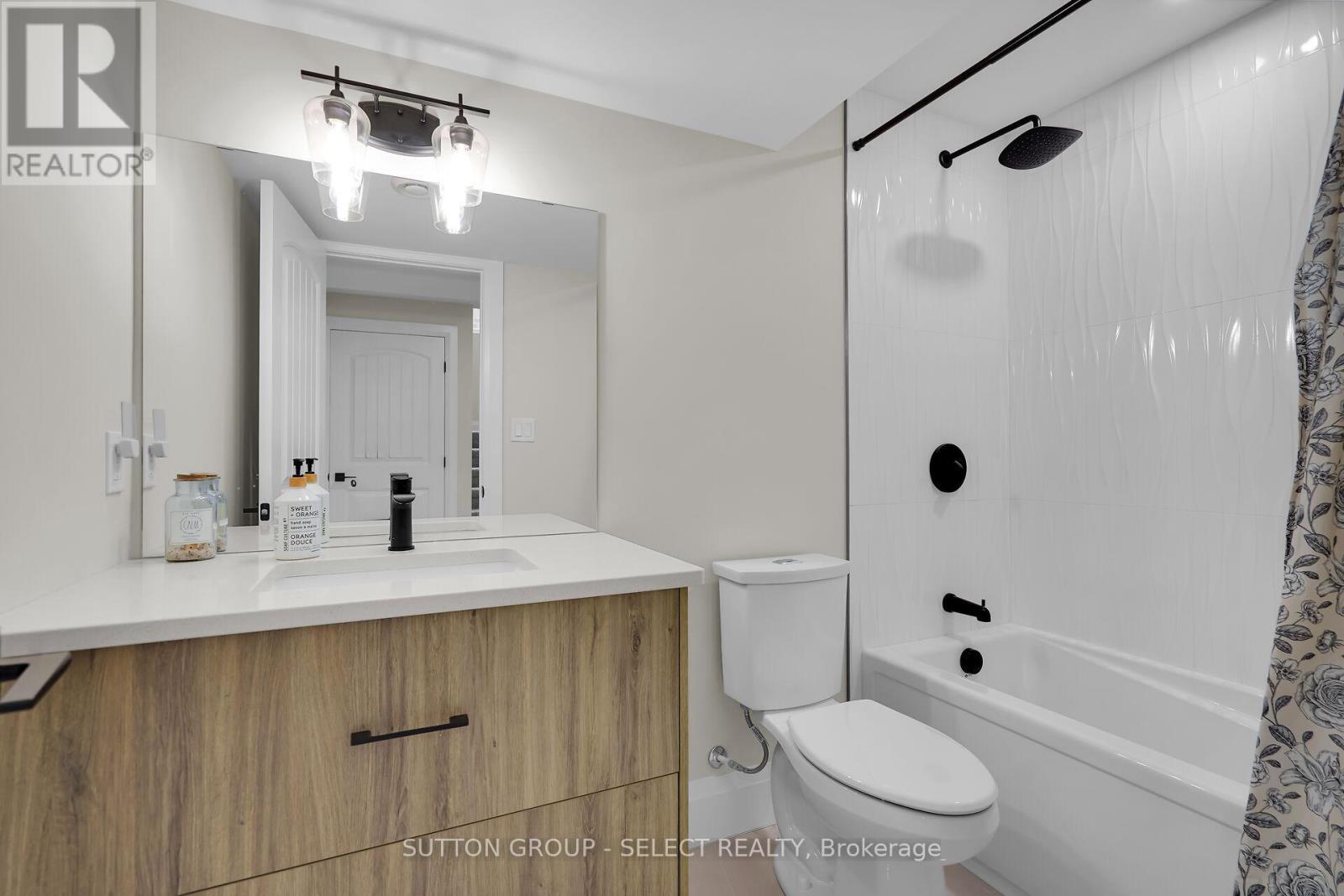 173 Collins Way, Strathroy-Caradoc (Se), ON - Indoor Photo Showing Bathroom