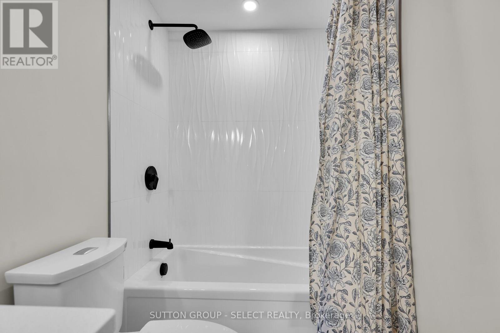 173 Collins Way, Strathroy-Caradoc (Se), ON - Indoor Photo Showing Bathroom