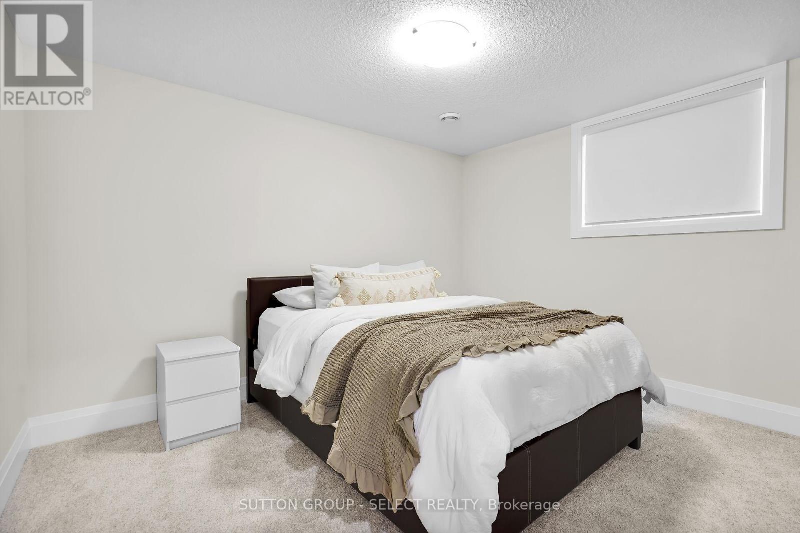 173 Collins Way, Strathroy-Caradoc (Se), ON - Indoor Photo Showing Bedroom