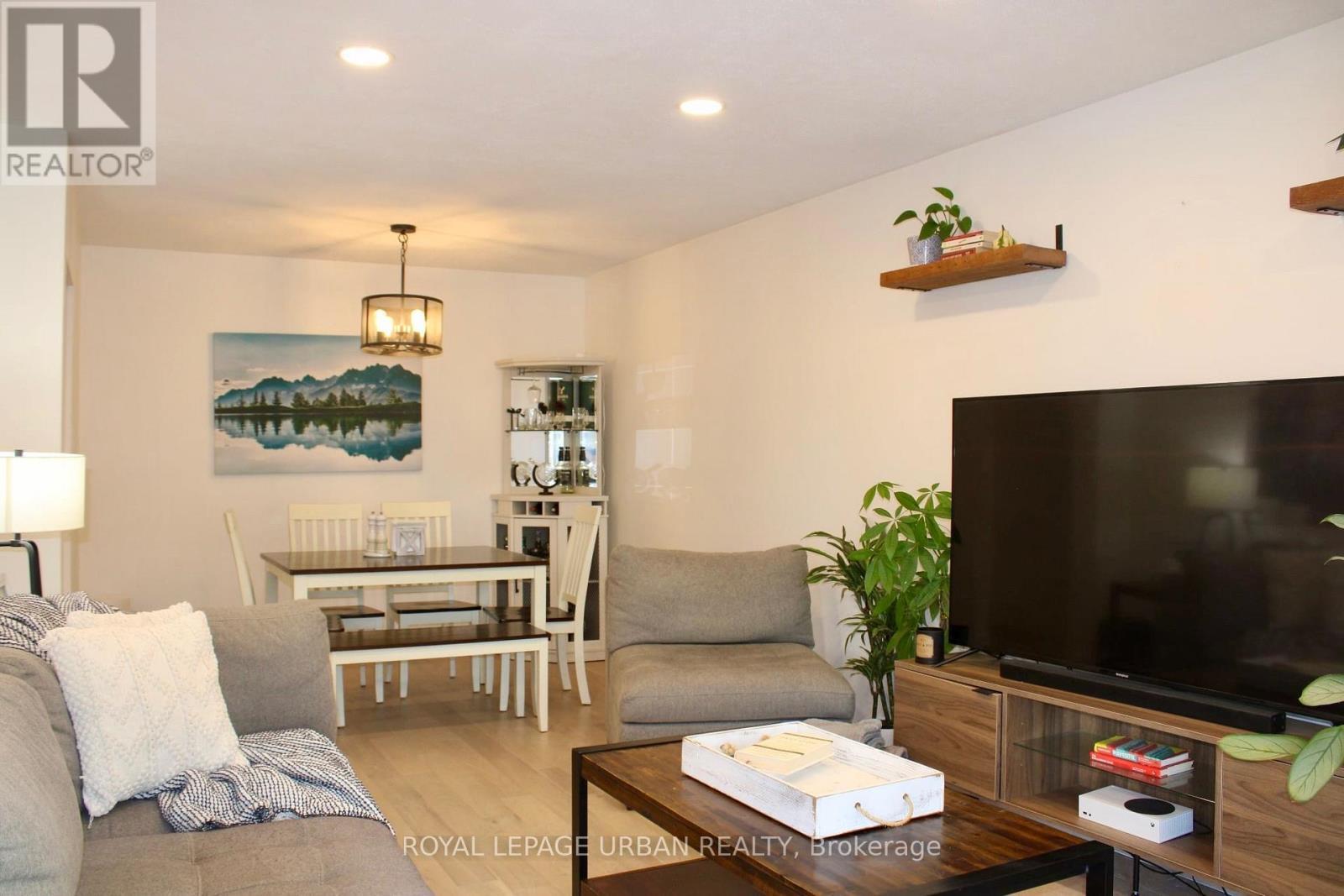 743 West Shore Boulevard, Pickering, ON - Indoor Photo Showing Living Room