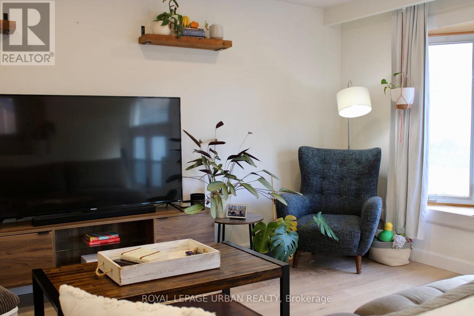 743 West Shore Boulevard, Pickering, ON - Indoor Photo Showing Living Room