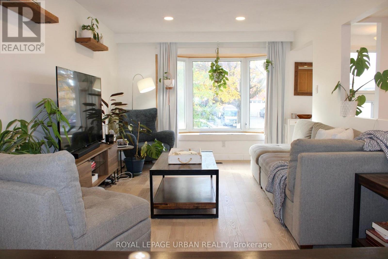 743 West Shore Boulevard, Pickering, ON - Indoor Photo Showing Living Room