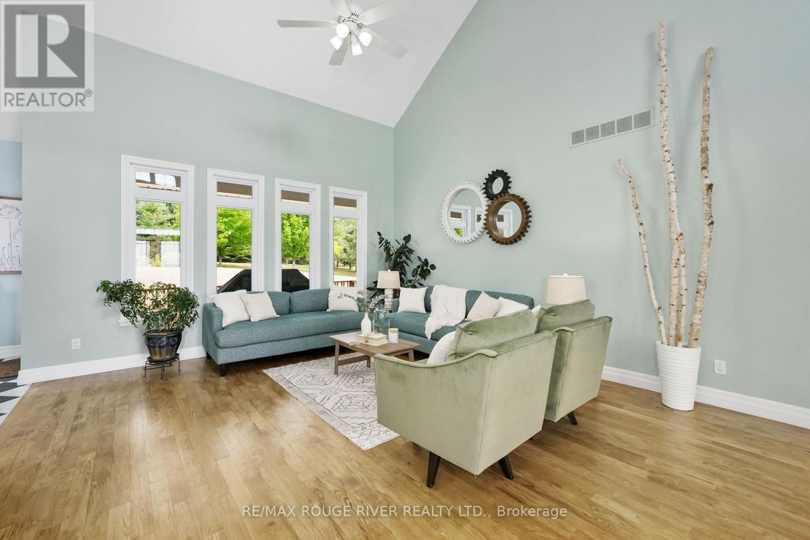 9138 Danforth Road E, Cobourg, ON - Indoor Photo Showing Living Room