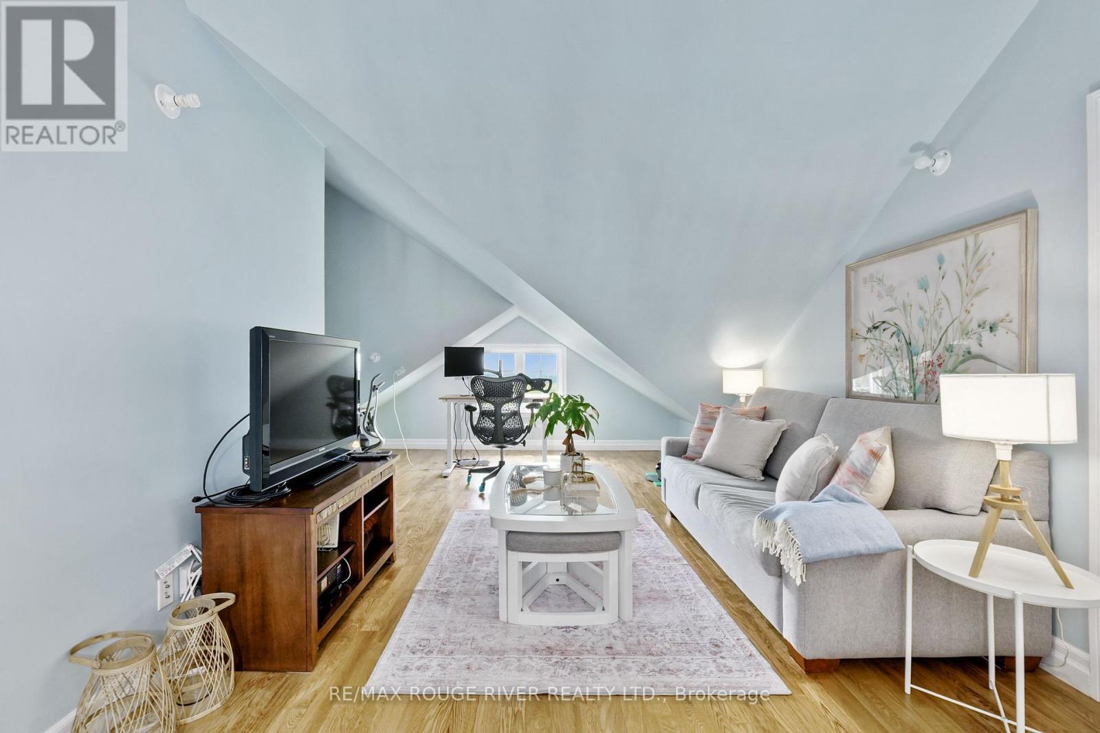 9138 Danforth Road E, Cobourg, ON - Indoor Photo Showing Living Room