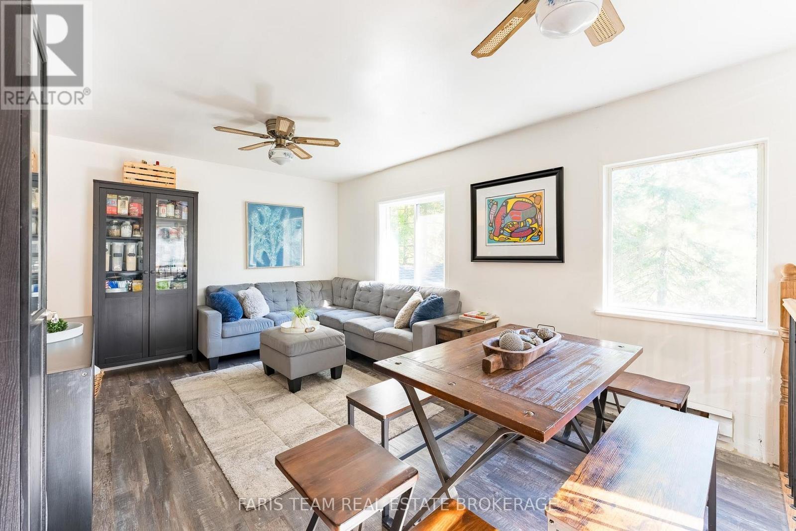 43 Manitou Crescent, Tiny, ON - Indoor Photo Showing Living Room