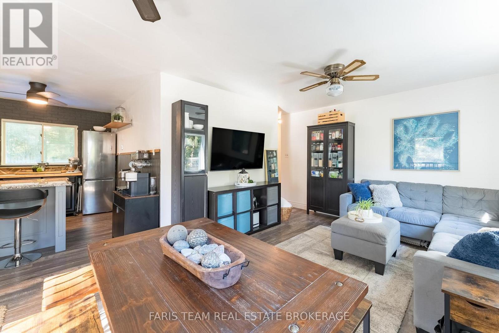 43 Manitou Crescent, Tiny, ON - Indoor Photo Showing Living Room