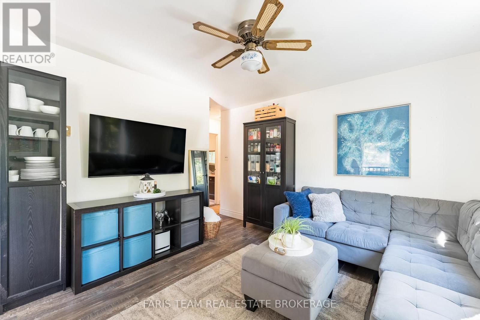43 Manitou Crescent, Tiny, ON - Indoor Photo Showing Living Room