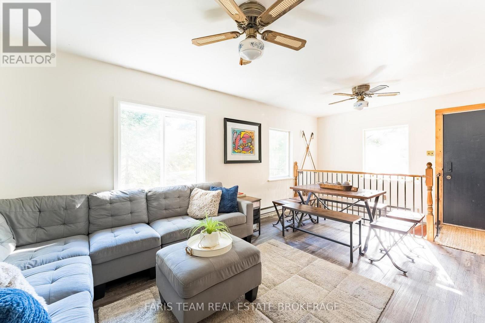 43 Manitou Crescent, Tiny, ON - Indoor Photo Showing Living Room