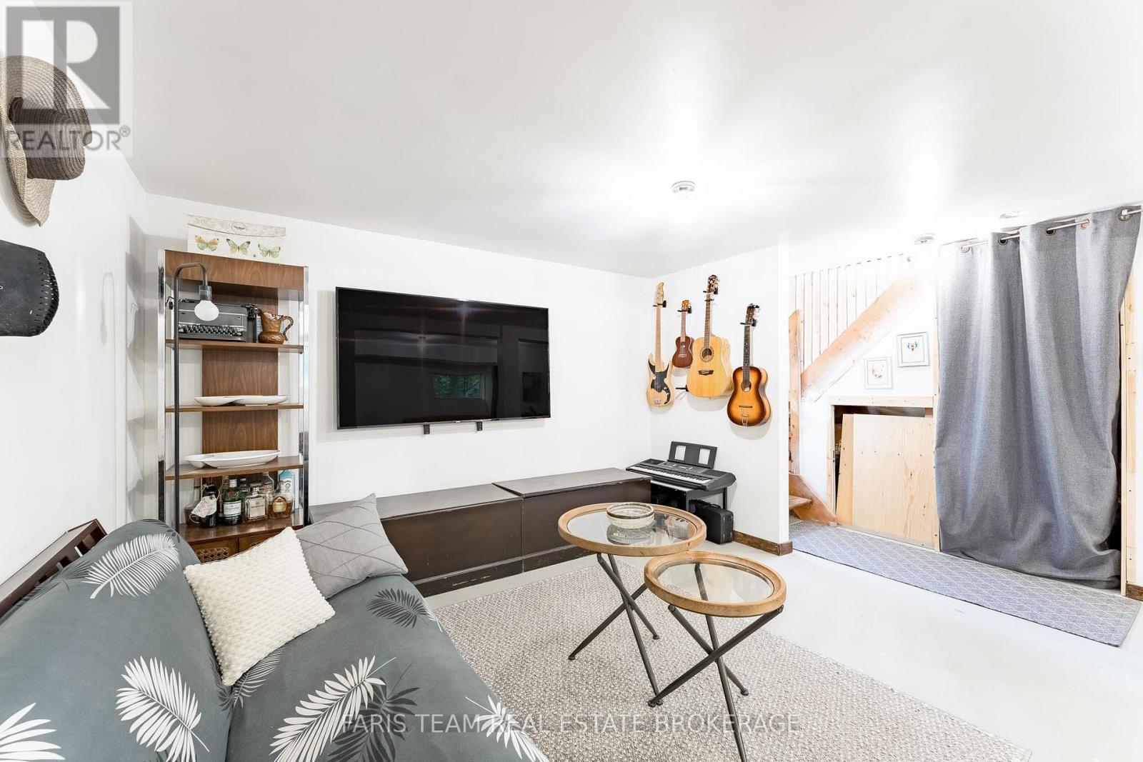 43 Manitou Crescent, Tiny, ON - Indoor Photo Showing Living Room