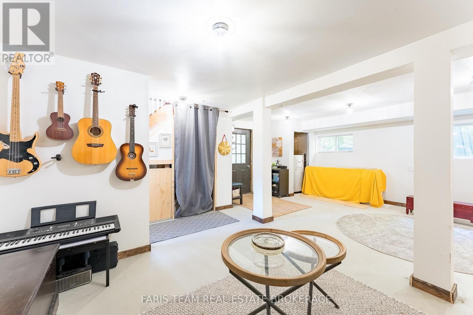 43 Manitou Crescent, Tiny, ON - Indoor Photo Showing Other Room