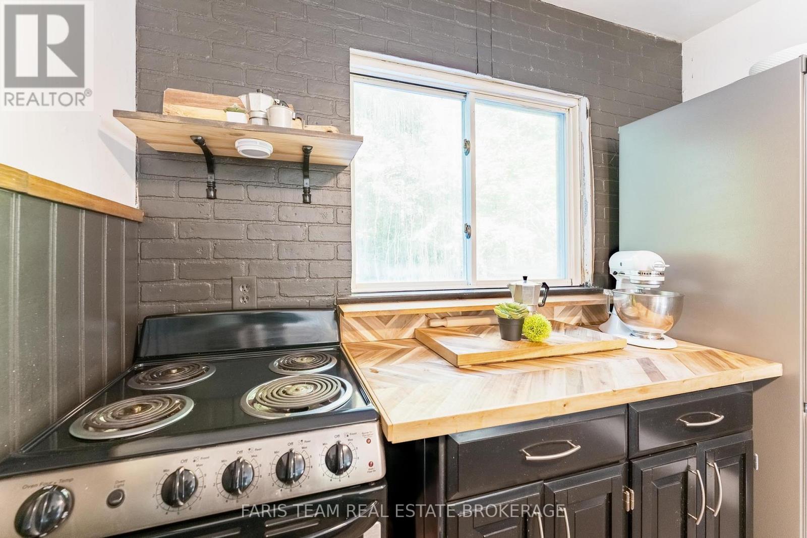 43 Manitou Crescent, Tiny, ON - Indoor Photo Showing Kitchen