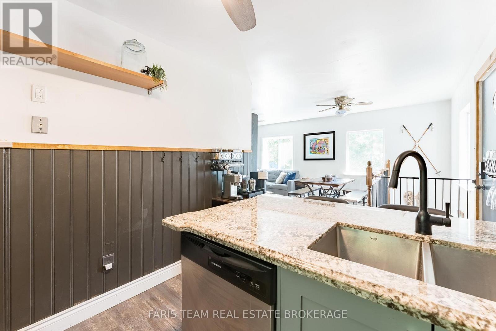 43 Manitou Crescent, Tiny, ON - Indoor Photo Showing Kitchen