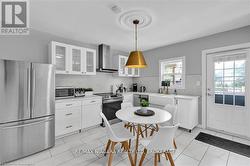 VIRTUALLY STAGD KITCHEN -