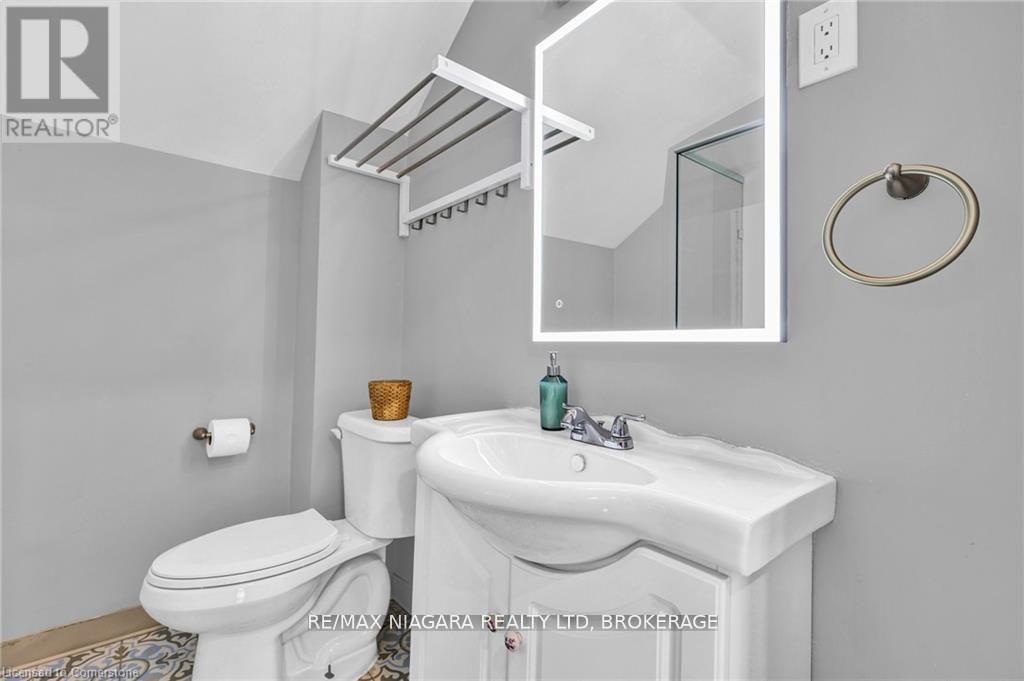 4599 Armoury Street, Niagara Falls (Downtown), ON - Indoor Photo Showing Bathroom