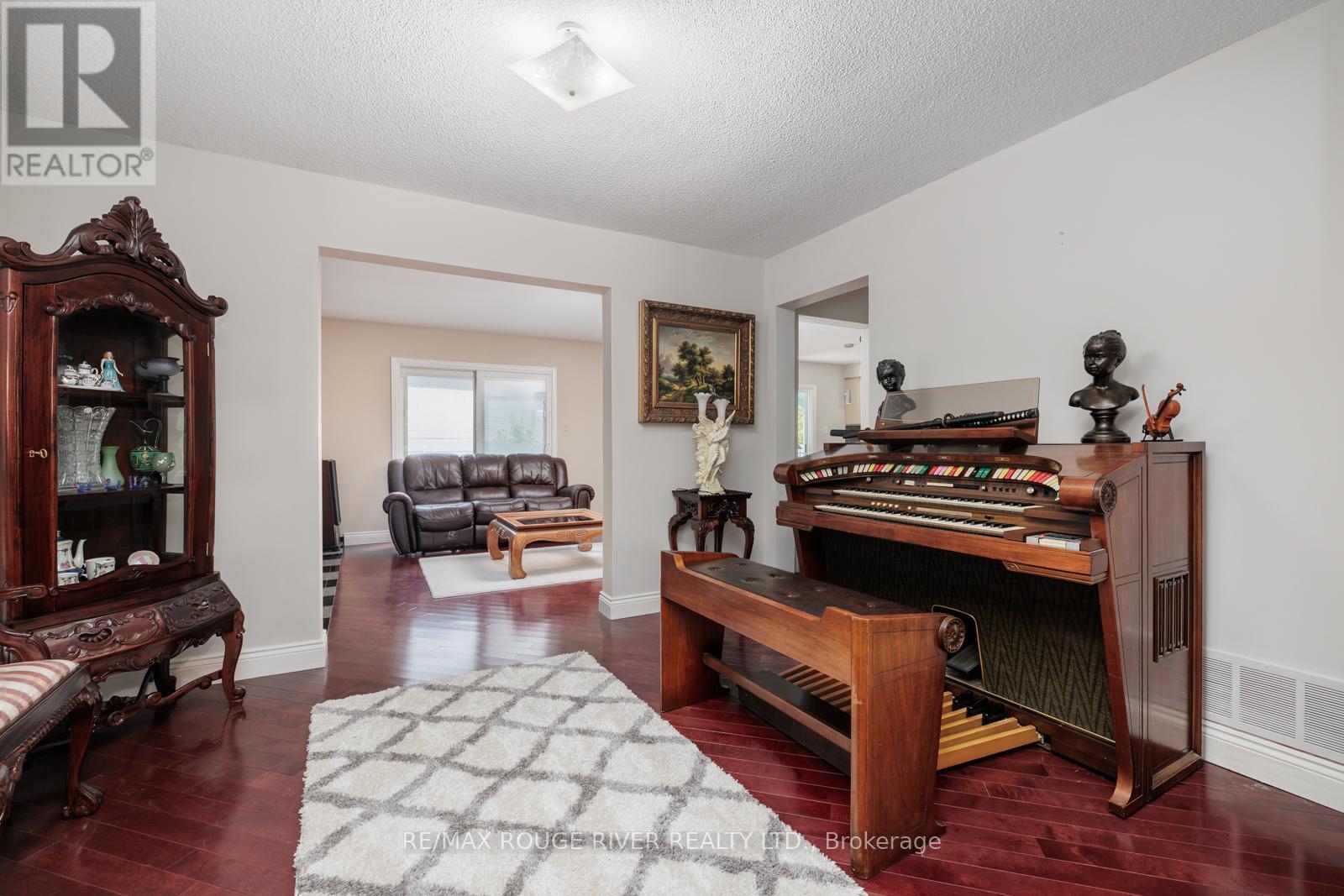 1106 Ridge Valley Drive, Oshawa (Pinecrest), ON - Indoor