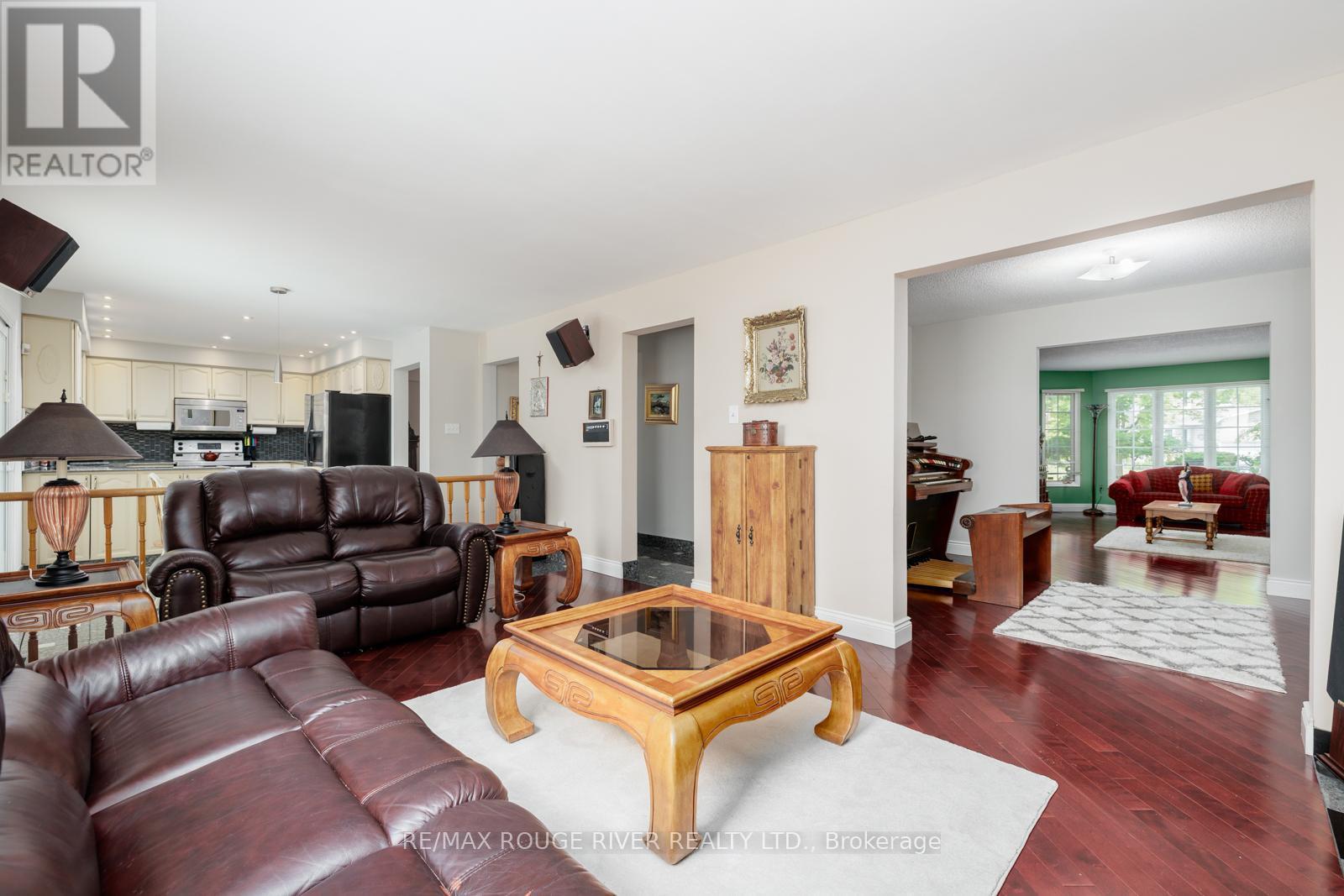 1106 Ridge Valley Drive, Oshawa (Pinecrest), ON - Indoor Photo Showing Living Room