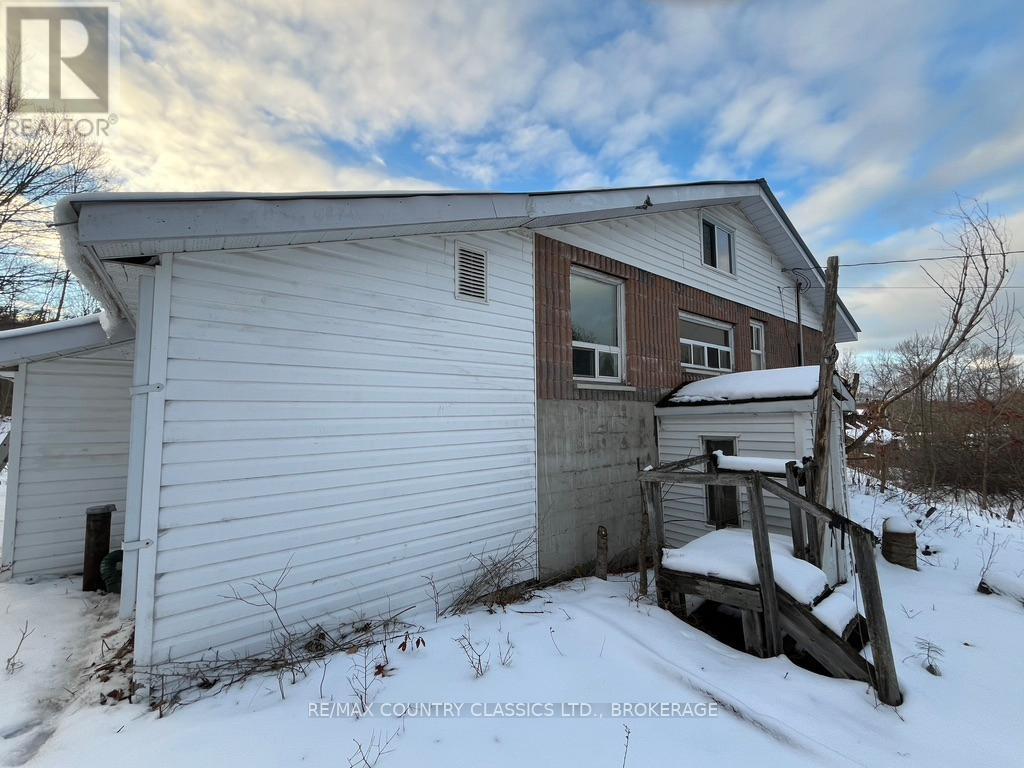 East side of the house - 534 B Slate Falls Road, Addington Highlands (Addington Highlands), ON - Outdoor With Exterior