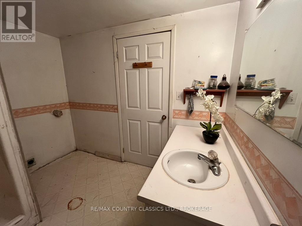 Main level - bathroom and laundry - 534 B Slate Falls Road, Addington Highlands (Addington Highlands), ON - Indoor Photo Showing Bathroom