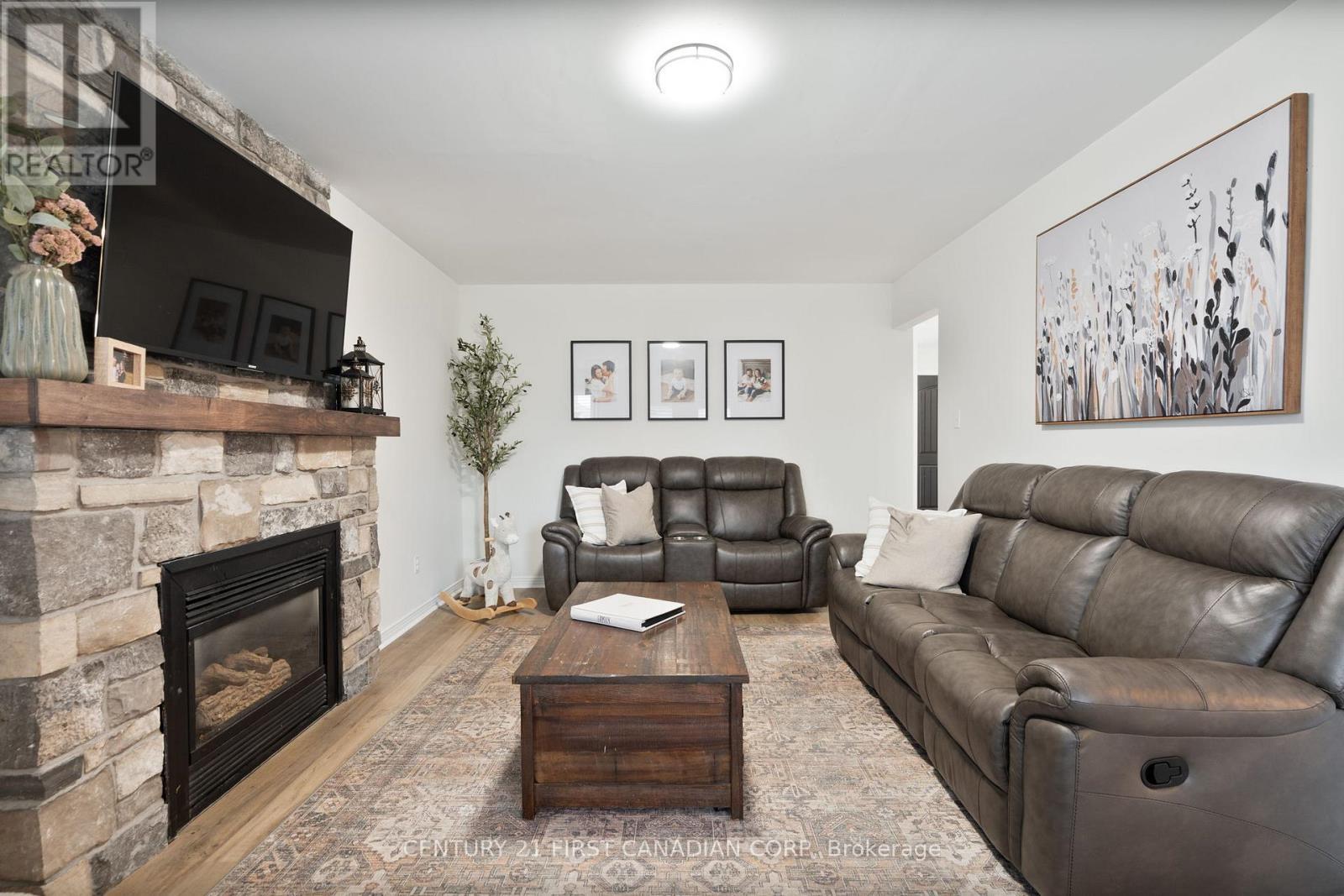 17 Allison Court, Strathroy-Caradoc (Ne), ON - Indoor Photo Showing Living Room With Fireplace